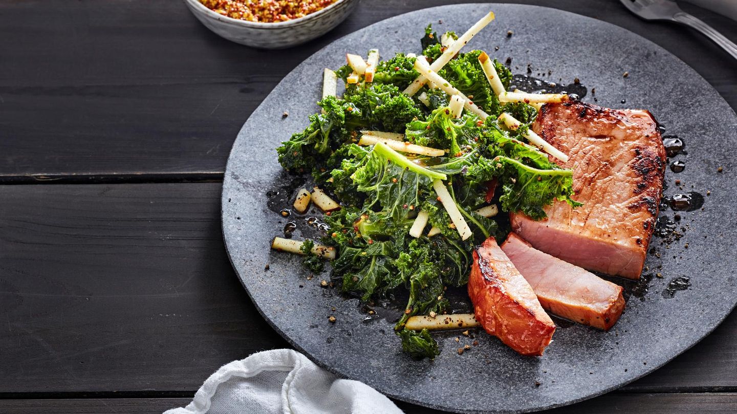 fjt-lc-202401012-gebratenes-kasseler-mit-gruenkohl-apfel-salat