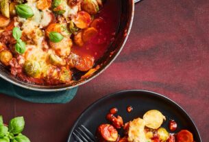 fjt-lc-202401092-rosenkohl-salsiccia-auflauf-mit-mozzarella