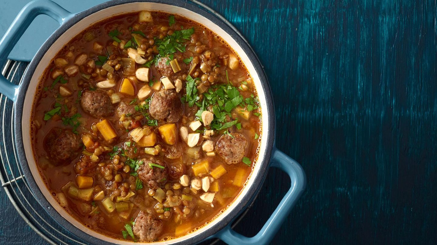 fjt2020011024-linseneintopf-mit-mettbaellchen