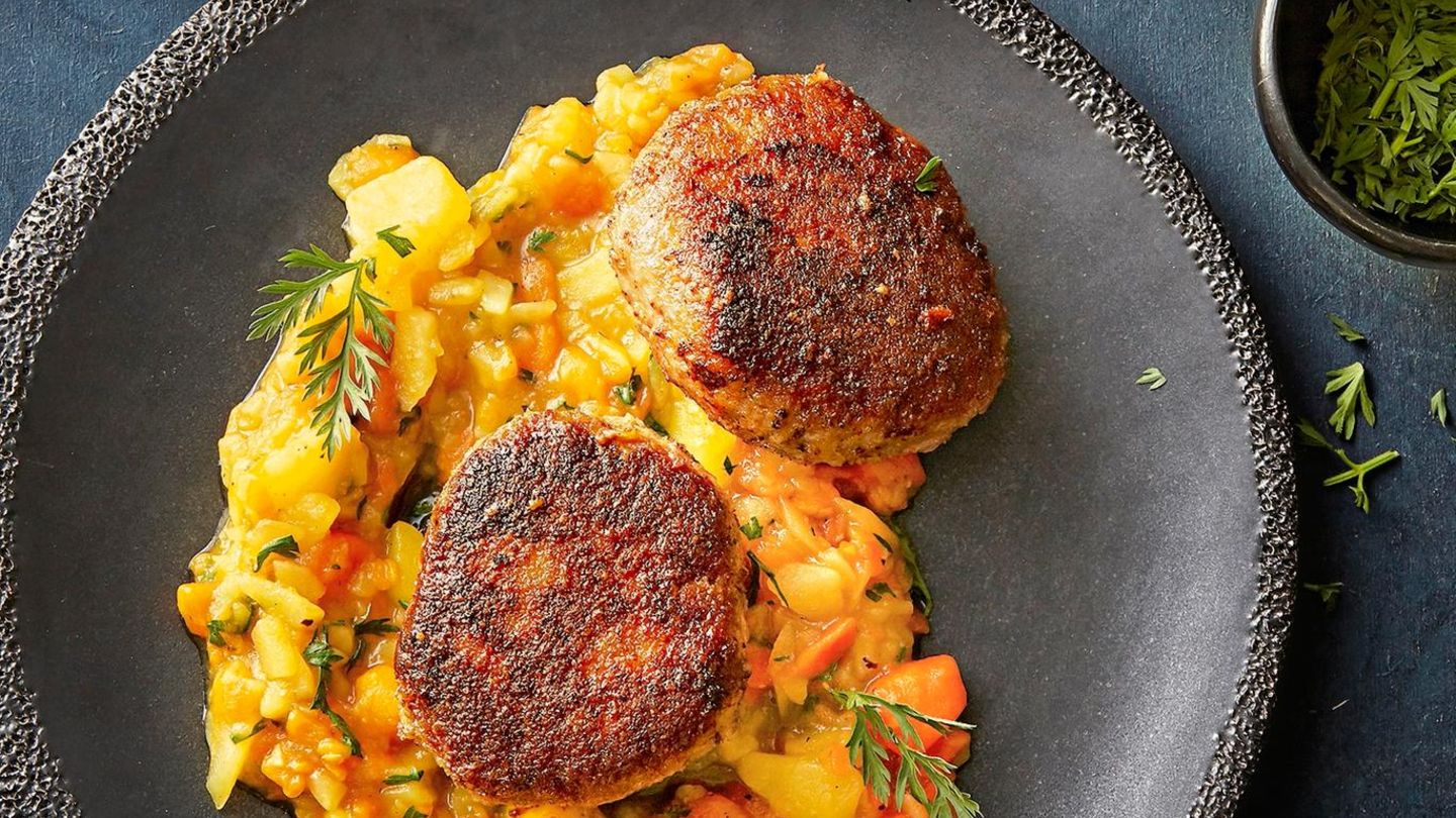 fjt202104101-frikadellen-auf-moehrengemuese