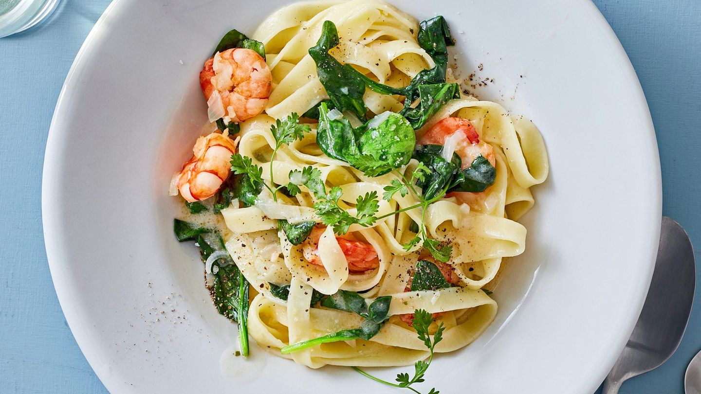 fjt2021067-pasta-mit-garnelen-und-weissweinsauce