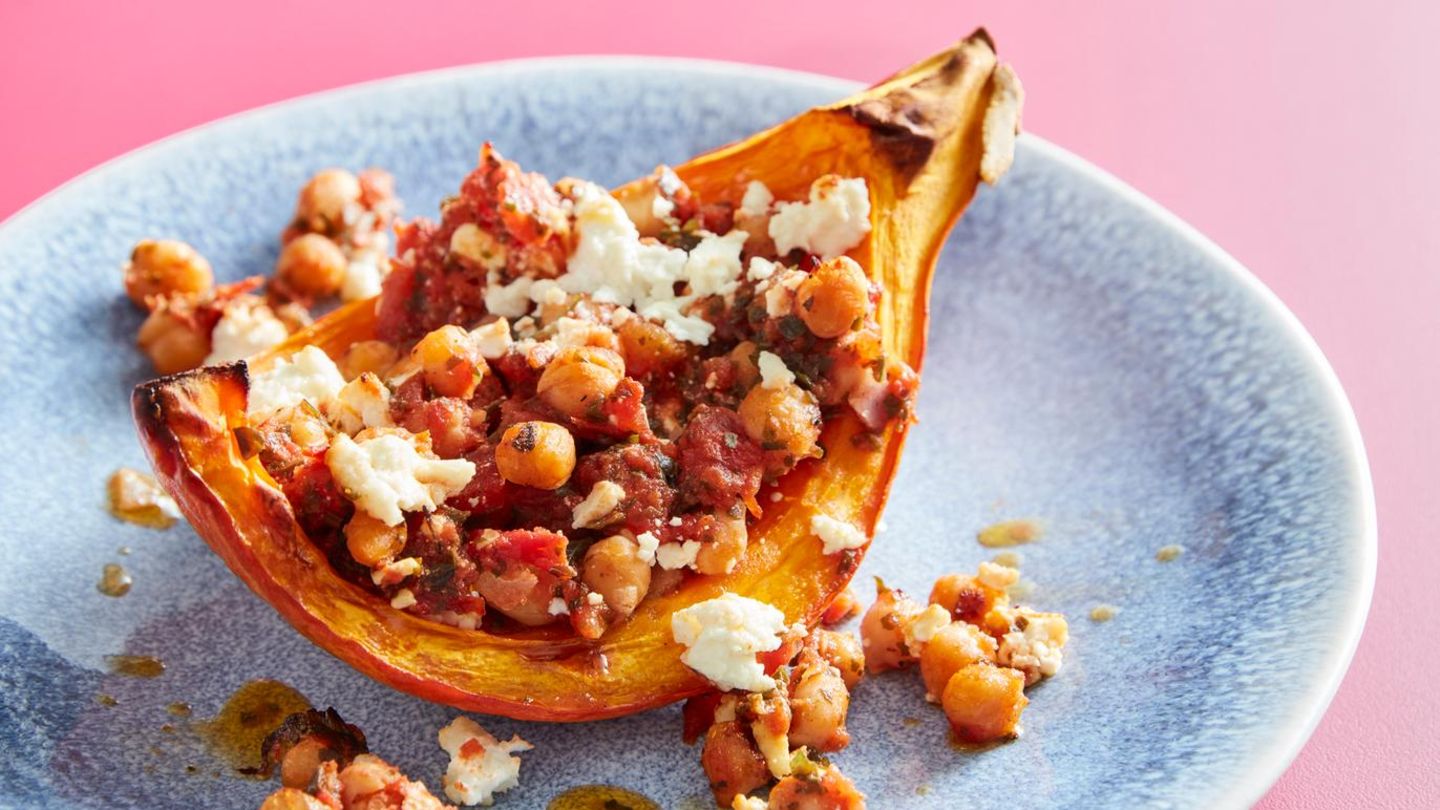 fjt202210130-gefuellter-kuerbis-mit-kichererbsen-und-feta