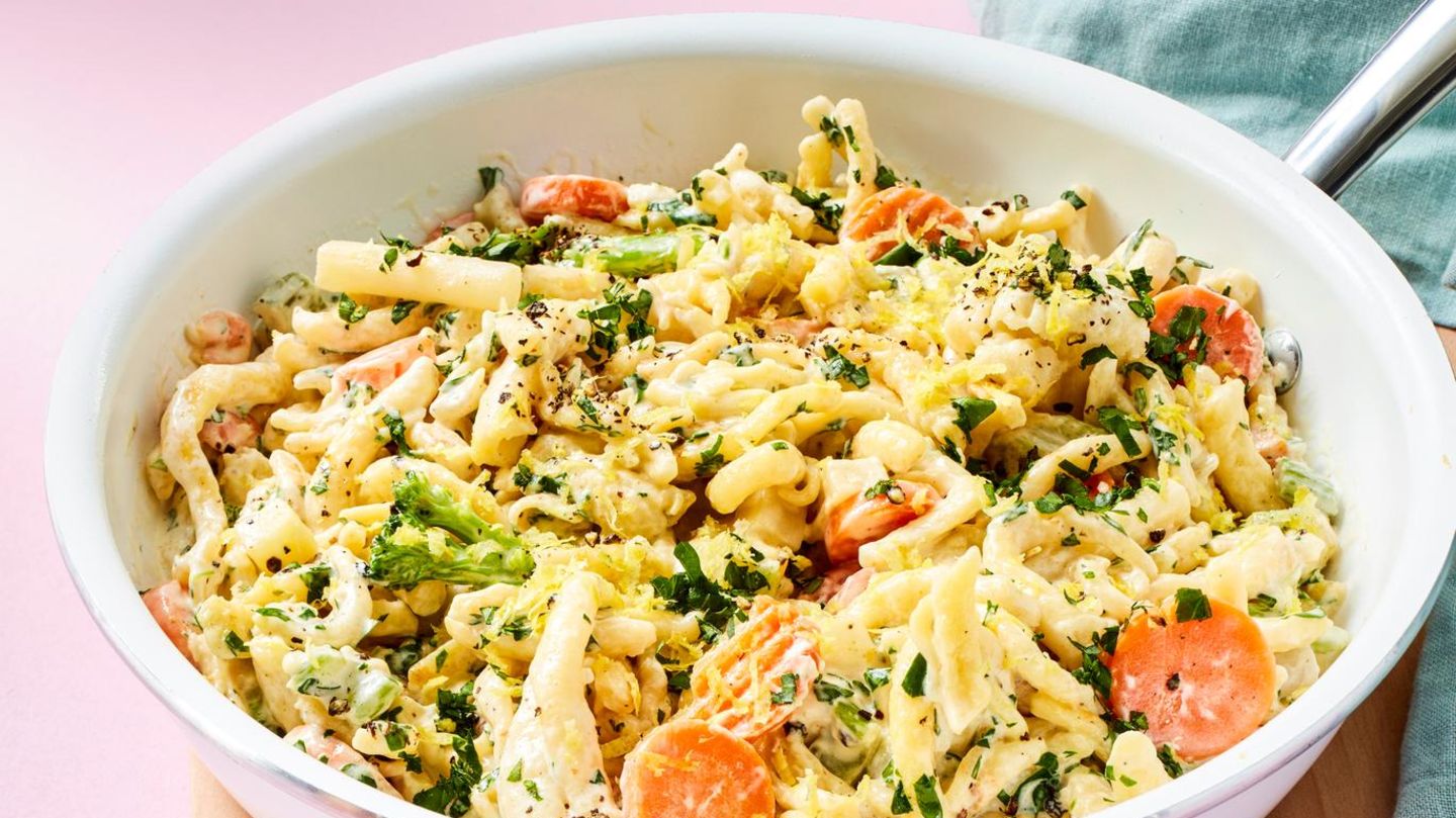 fjt2023010095-spaetzlepfanne-mit-gemuese