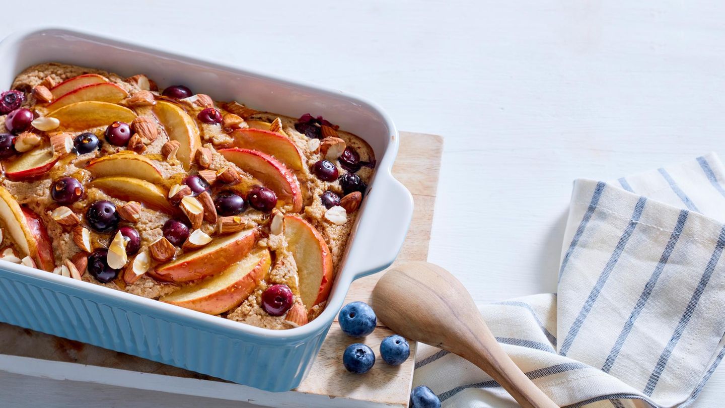 fjt202310010-baked-oatmeal-mit-apfel-zimt-und-blaubeeren