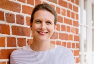 foto-mit-eltern-ueber-pflege-sprechen