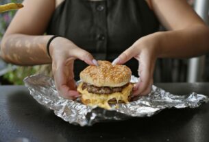 frau-burger-alufolie-764957227