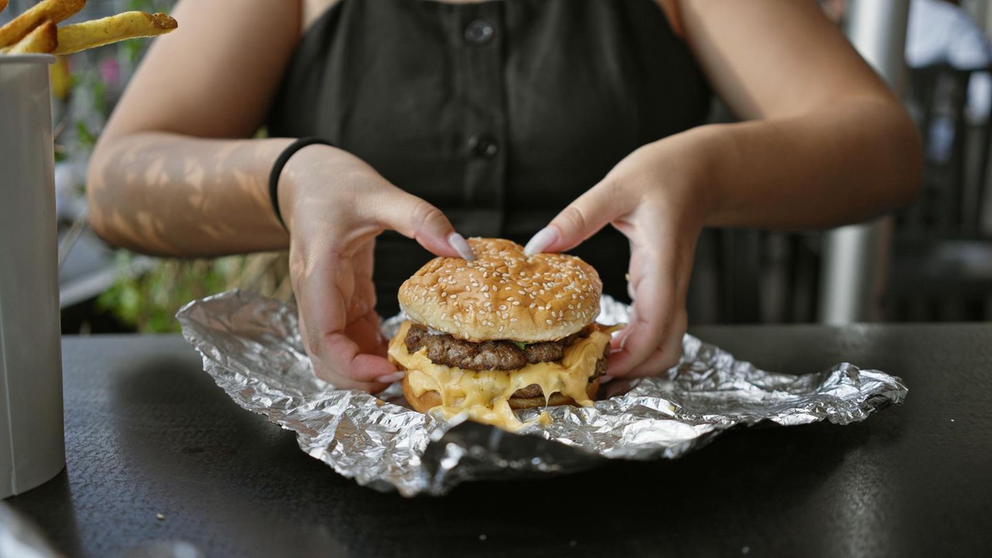 frau-burger-alufolie-764957227