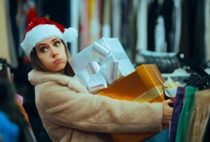 frau-genervt-weihnachts-shopping-989700807