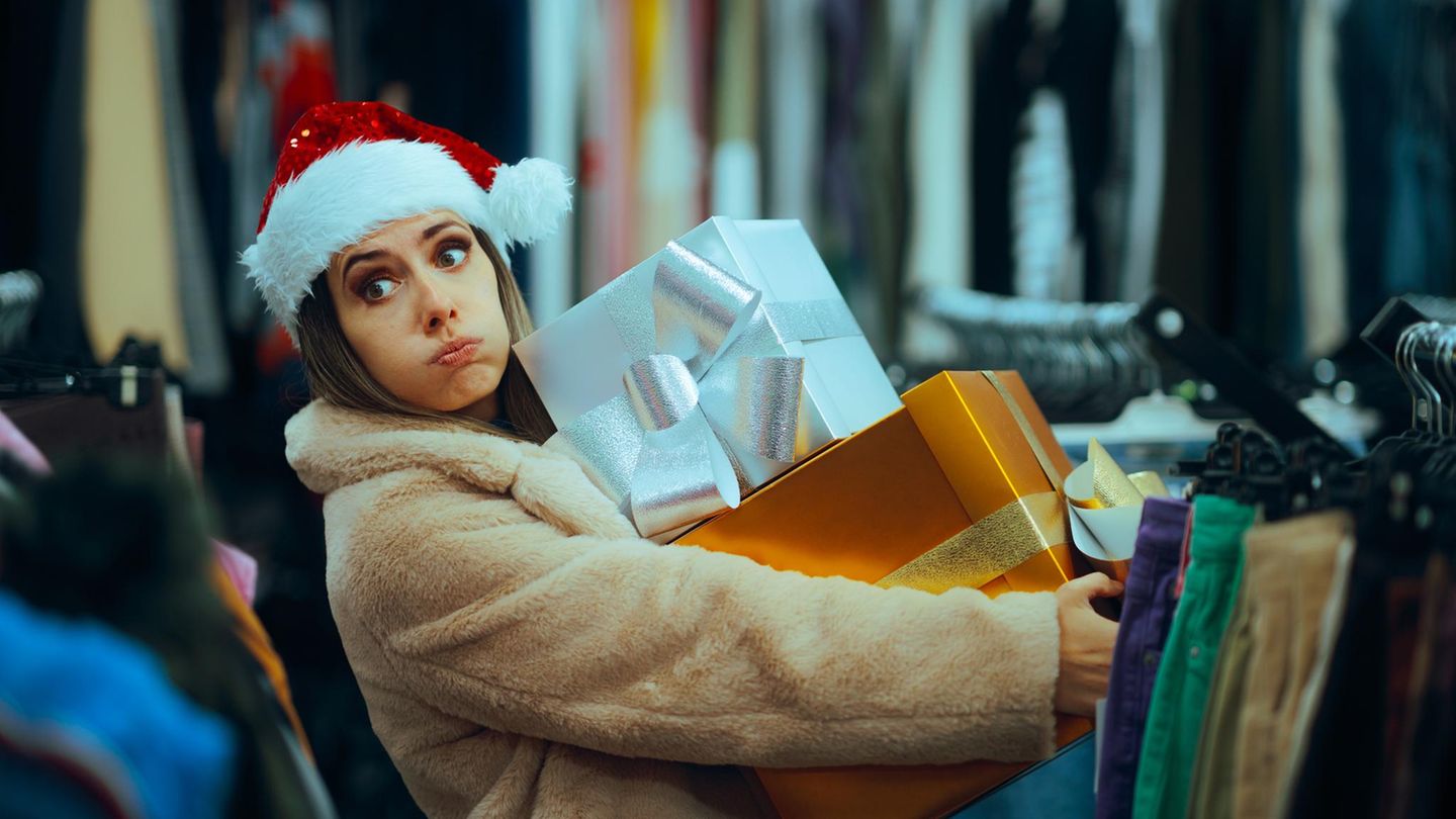 frau-genervt-weihnachts-shopping-989700807