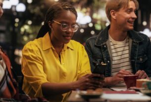 frau-handy-ignoriert-andere-755565171