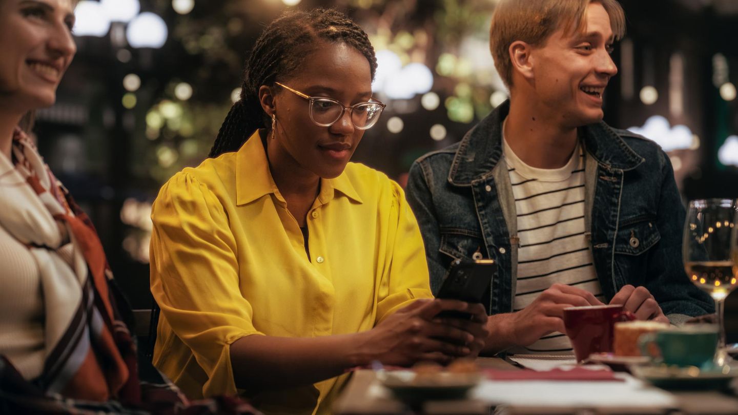 frau-handy-ignoriert-andere-755565171