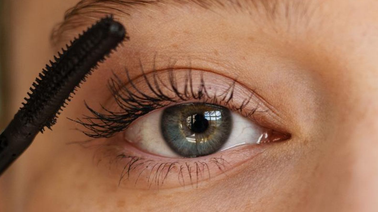 frau-make-up-augen-439821044