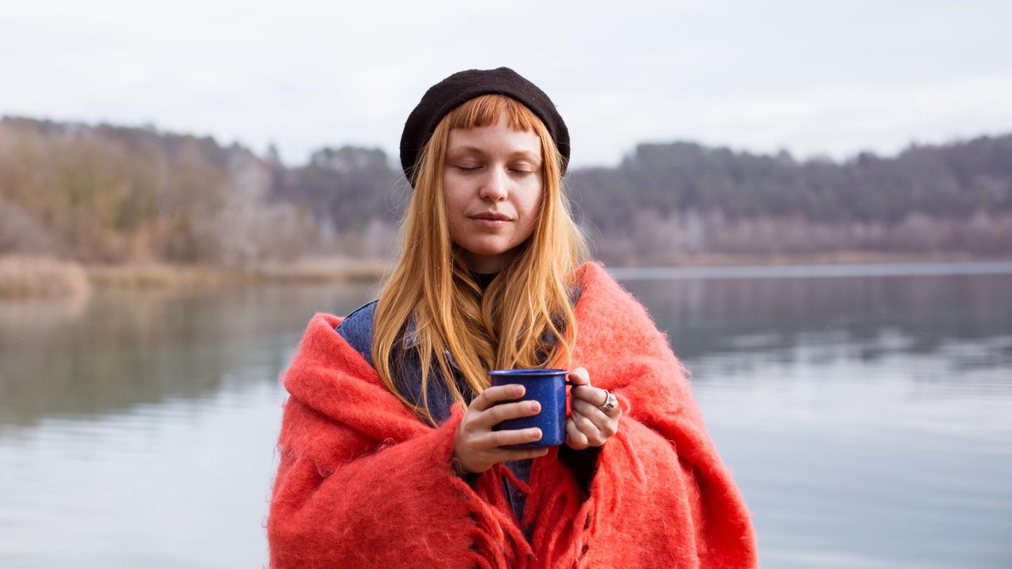 frau-natur-tasse-decke-geschlossene-augen-194089306