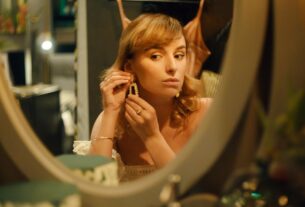 frau-ohrringe-schmuck-372229687