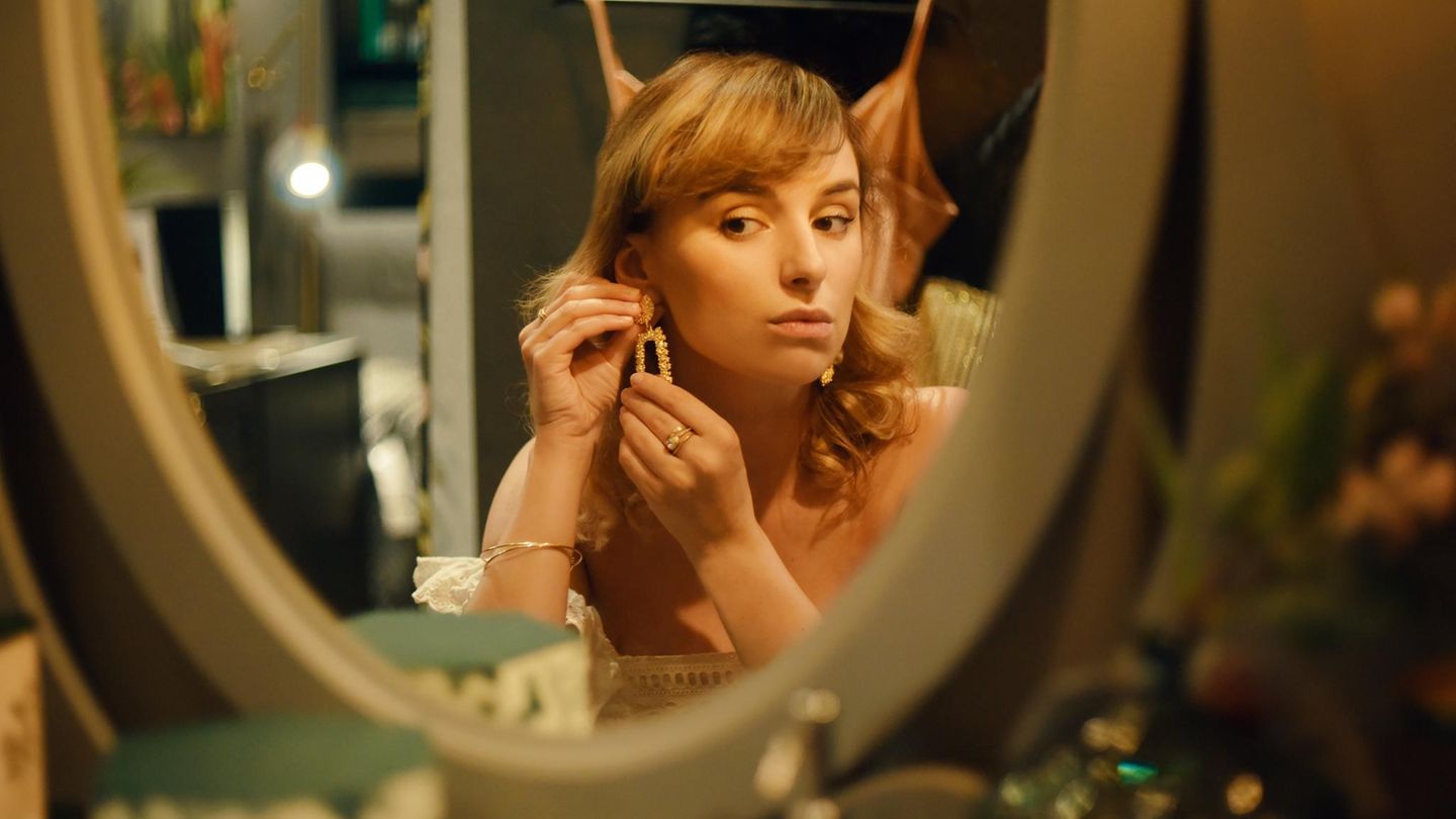 frau-ohrringe-schmuck-372229687