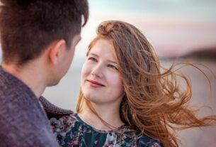 frau-schaut-verliebt-mann-359674758