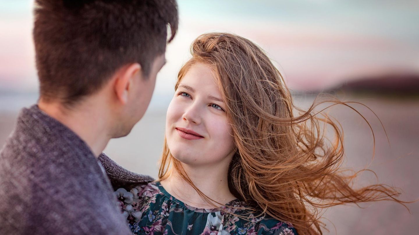 frau-schaut-verliebt-mann-359674758