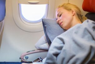 frau-schlaf-flugzeug-106101824