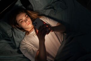 frau-social-media-handy-licht-612262349