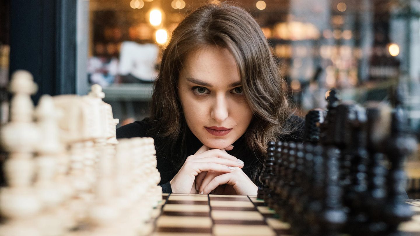 frau-spielt-schach
