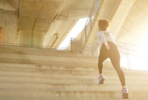 frau-steigt-treppen-spaziergang-fitness-gesund-sport