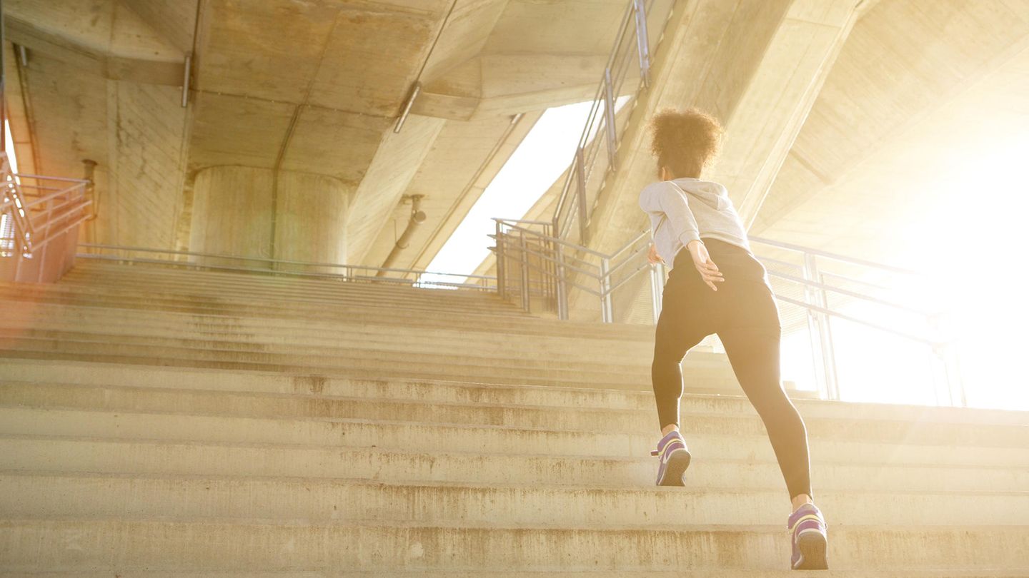 frau-steigt-treppen-spaziergang-fitness-gesund-sport