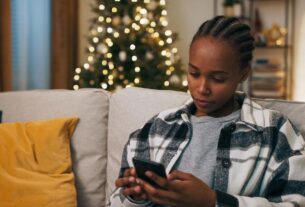 frau-ungluecklich-vorm-weihnachtsbaum