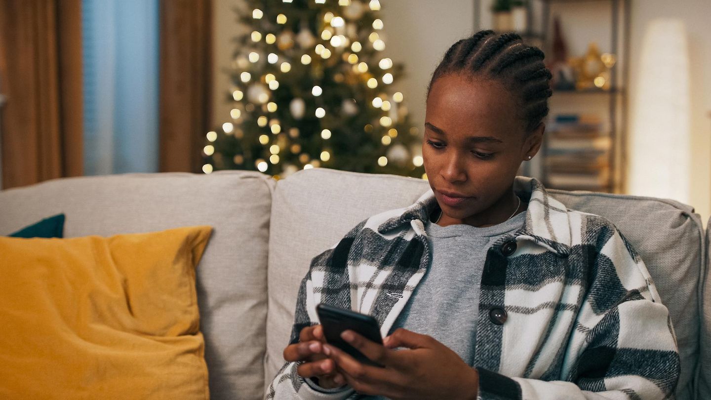 frau-ungluecklich-vorm-weihnachtsbaum