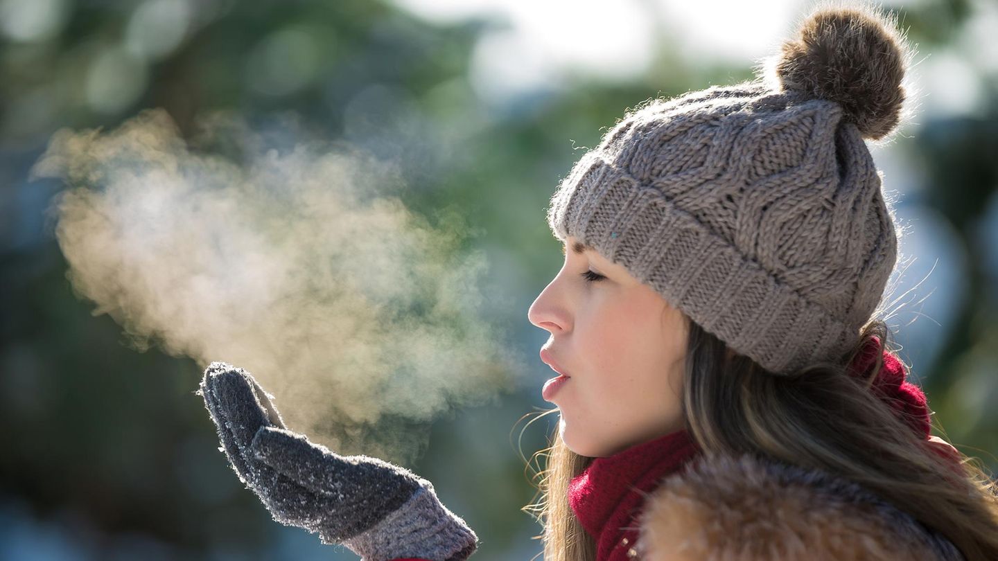 frau-winter-rauch-226504193