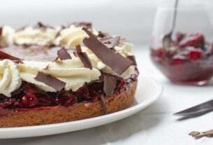 haselnuss-kirschkuchen-adobestock-356737408-dulghens