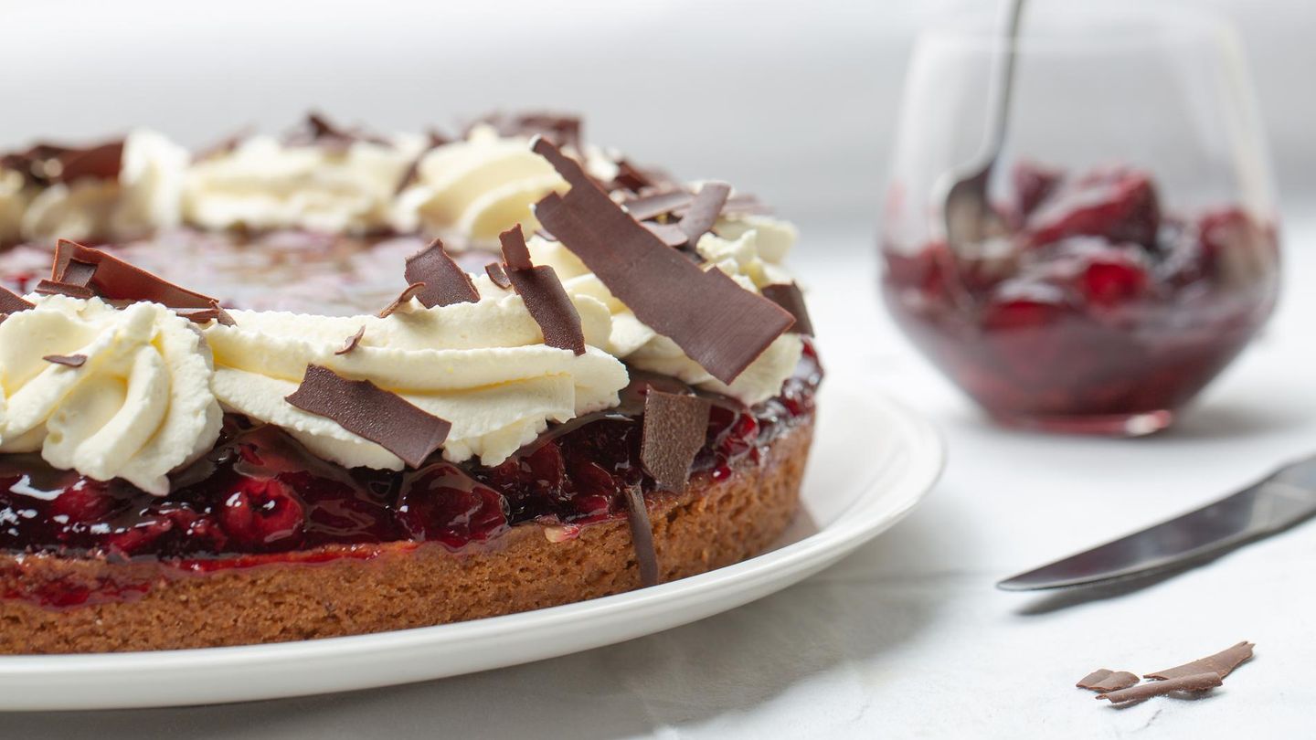 haselnuss-kirschkuchen-adobestock-356737408-dulghens