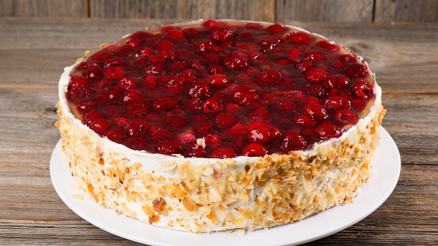 himbeertorte-adobestock-78792651-christian-schwier