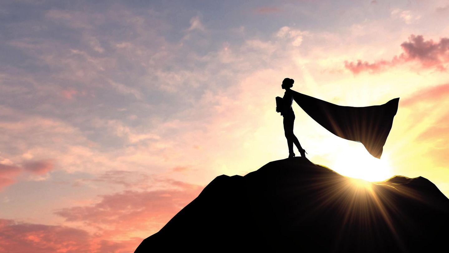 illustration-frau-superheld-berg-193201922