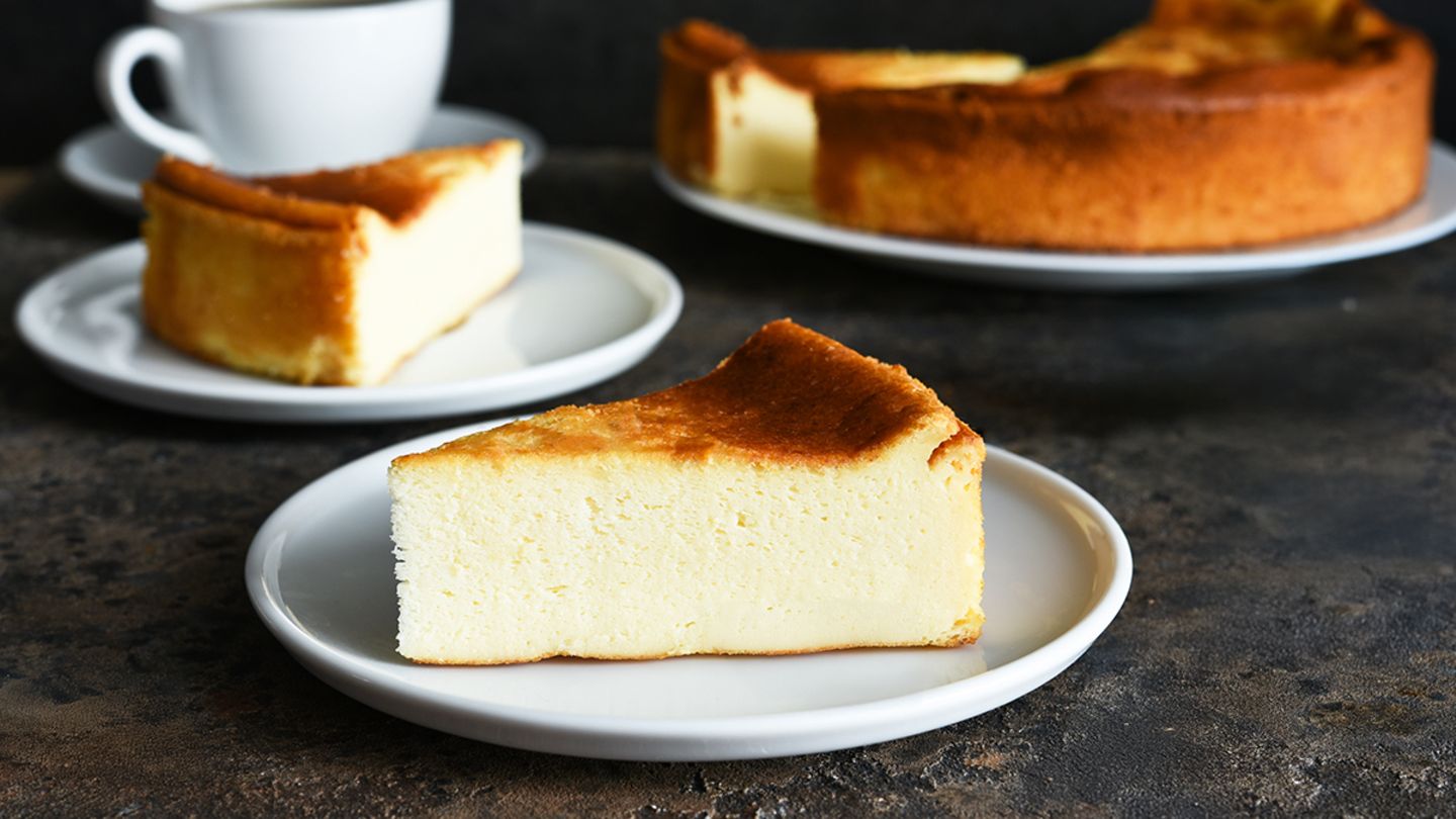 kaesekuchen-ohne-boden-adobestock-454677347-zefirchik06