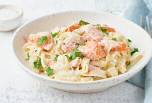 lachs-sahne-sauce-adobestock-344208202-nata-bene