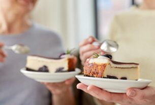 laut-knigge-warum-einen-kuchen-mitbringen-der-groesste-fauxpas-ueberhaupt-ist