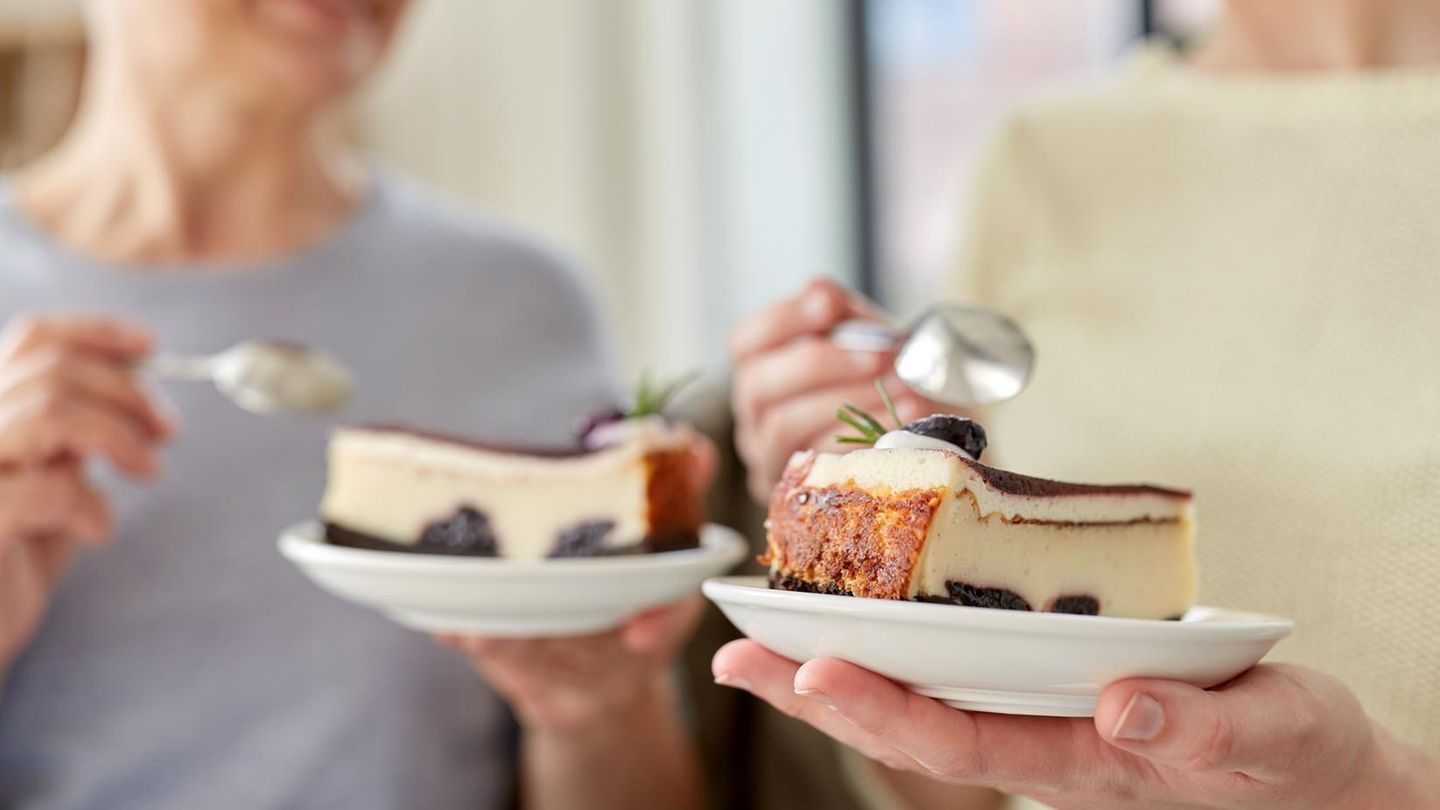 laut-knigge-warum-einen-kuchen-mitbringen-der-groesste-fauxpas-ueberhaupt-ist