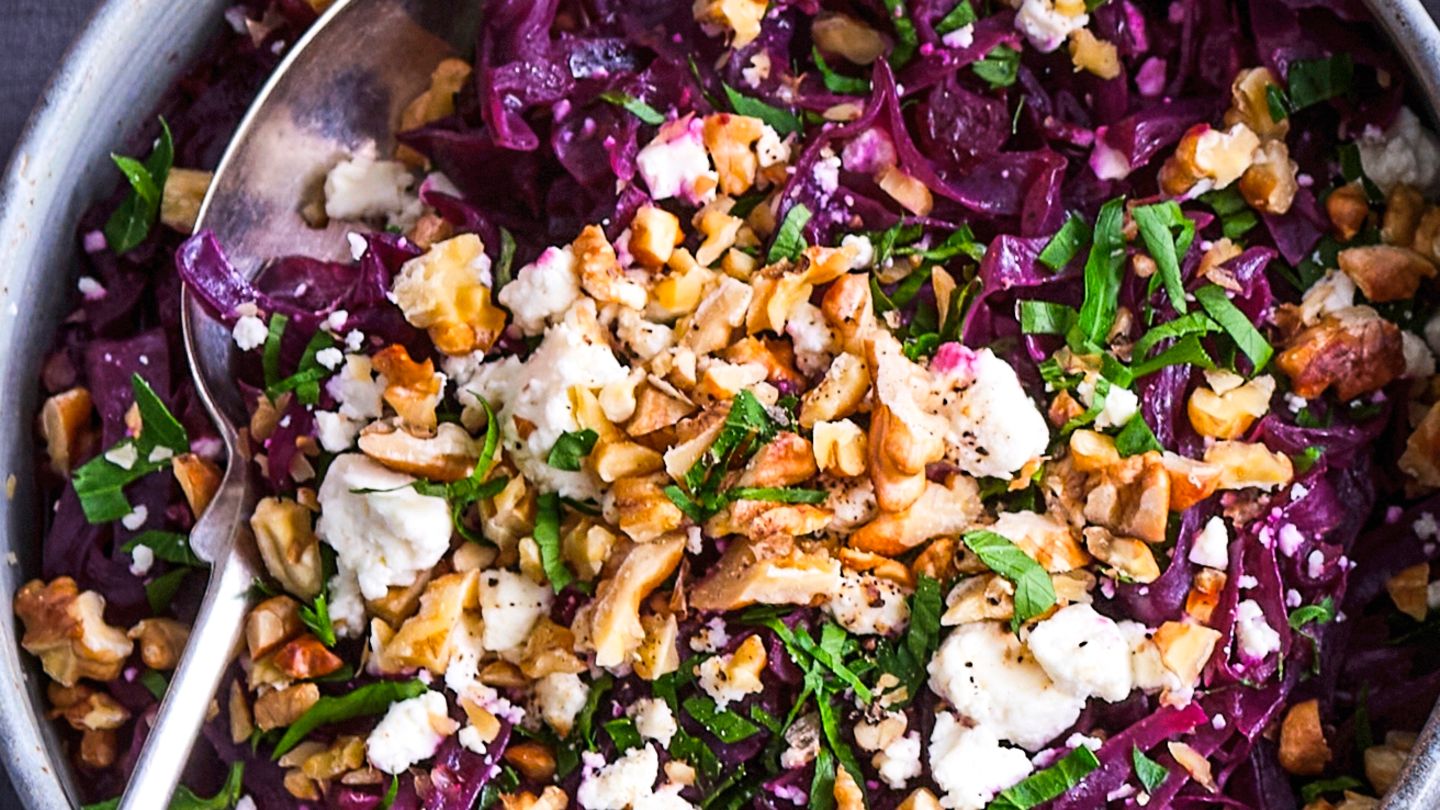 rotkohl-mit-walnuessen-und-feta