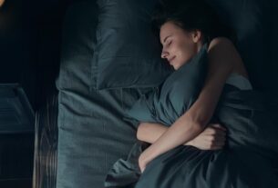 schlafen-kissen-im-arm