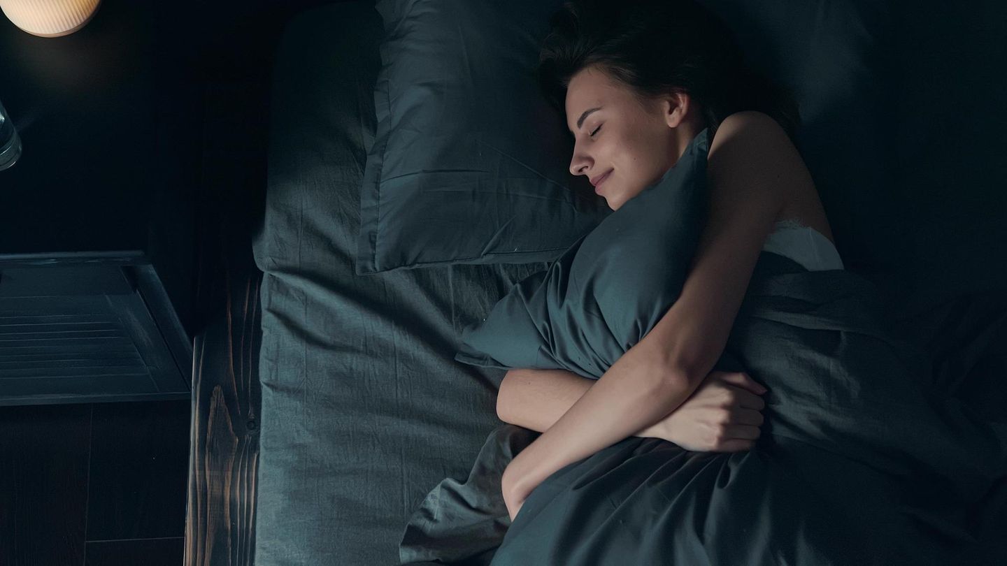 schlafen-kissen-im-arm