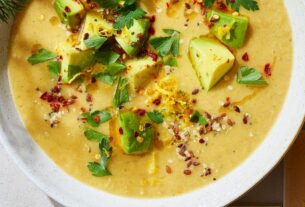 spicy-linsensuppe-mit-avocado-topping-und-saaten-mix-bild