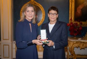 style-caroline-von-hannover-blaues-kleid