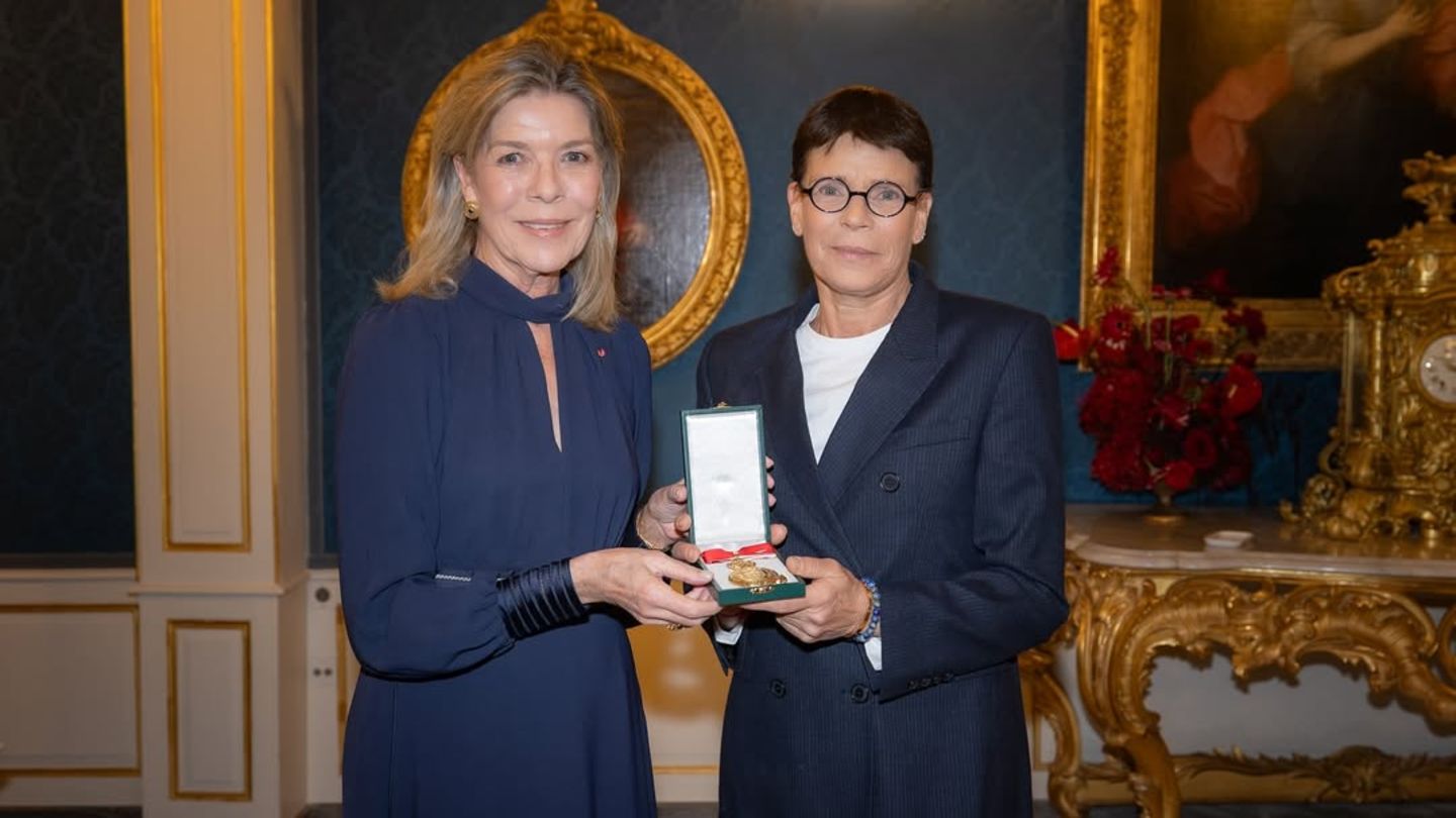 style-caroline-von-hannover-blaues-kleid