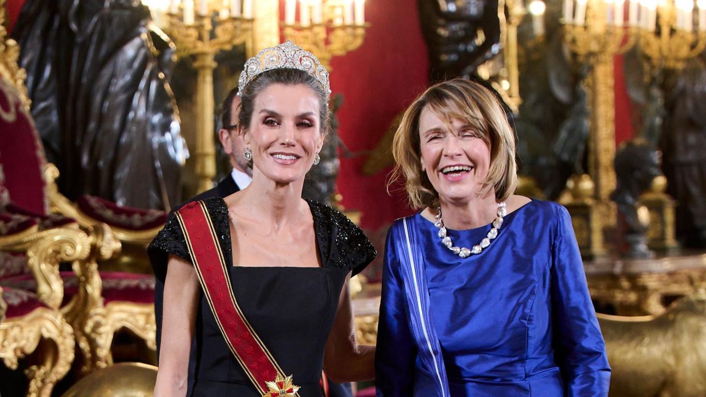 style-koenigin-letizia-diadem-und-robe