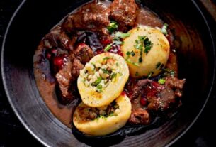 wildgulasch-mit-preiselbeeren-und-kartoffelknoedeln