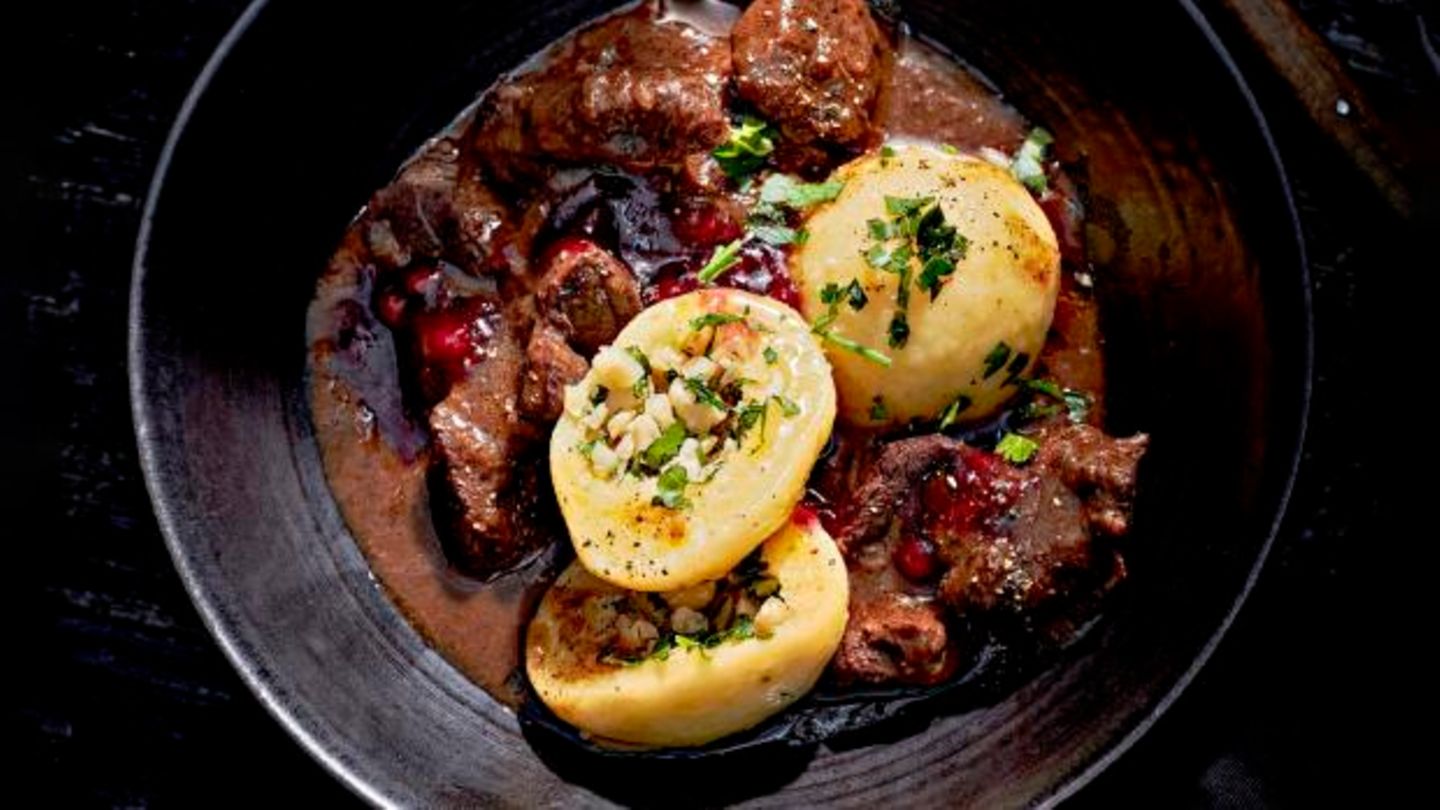 wildgulasch-mit-preiselbeeren-und-kartoffelknoedeln