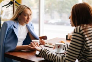 zwei-frauen-gespraech-628247044