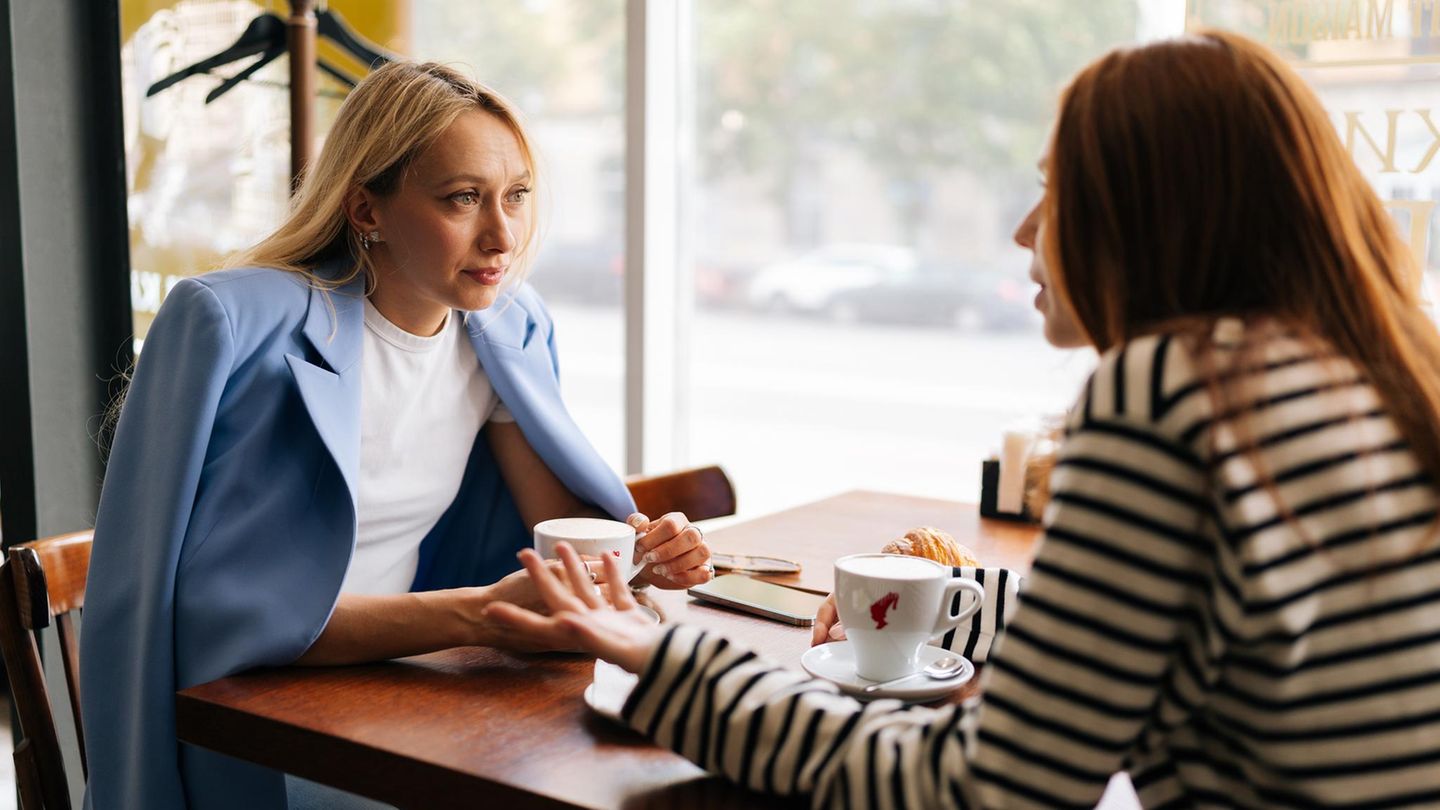 zwei-frauen-gespraech-628247044