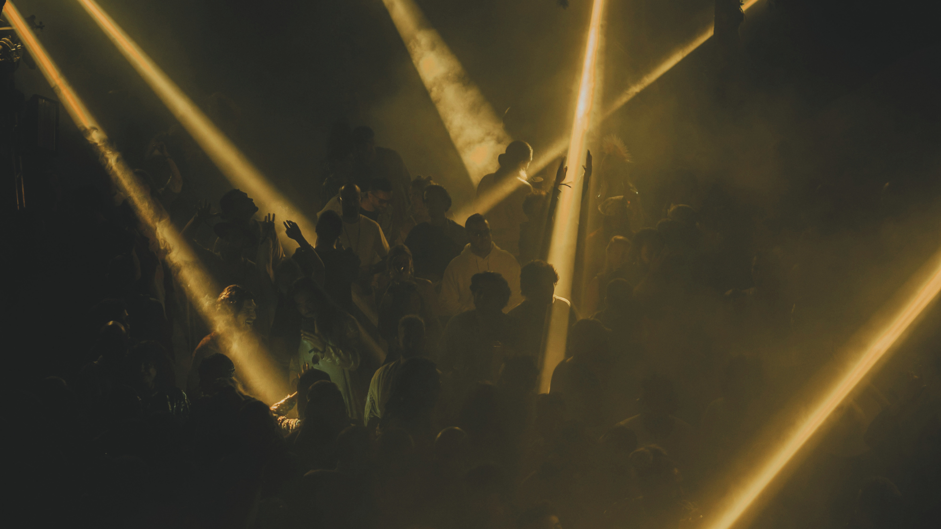 2512_clubsterben_unsplash_Cagin_Kargi