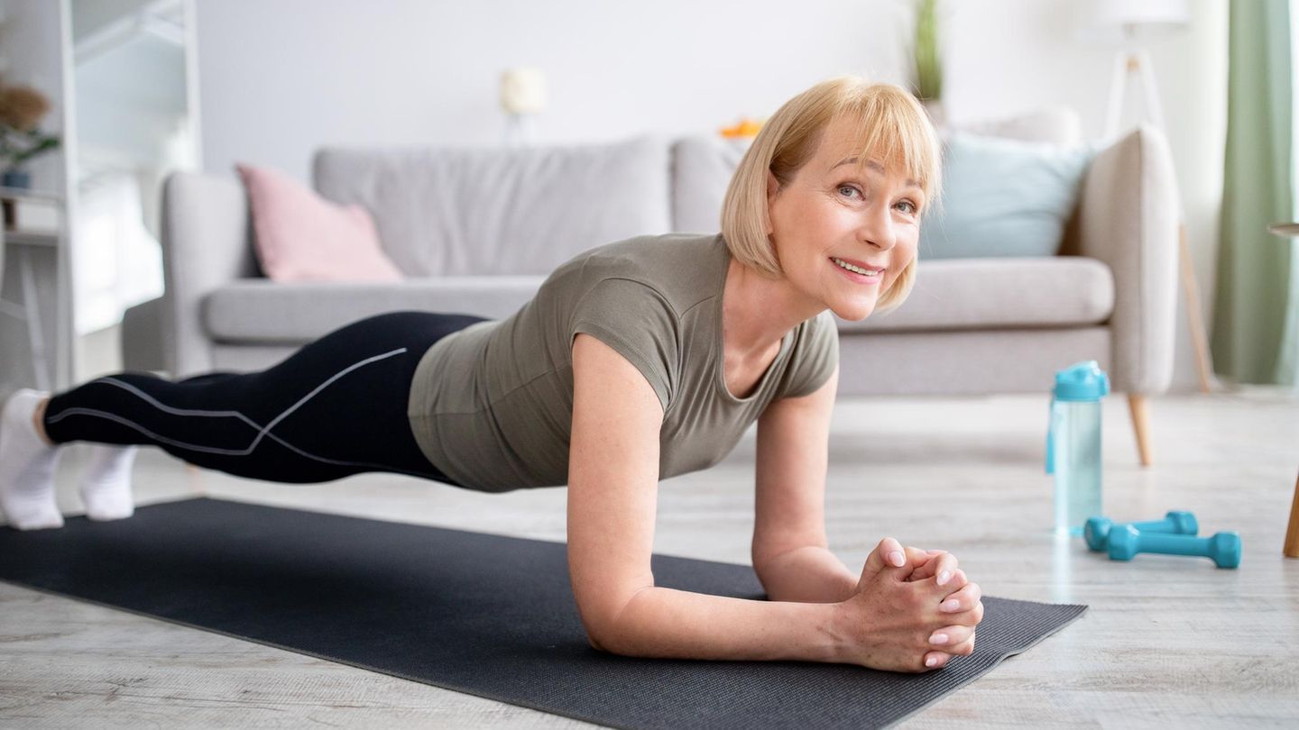 3-einfache-uebungen-die-wir-taeglich-machen-sollten-um-fit-zu-bleiben